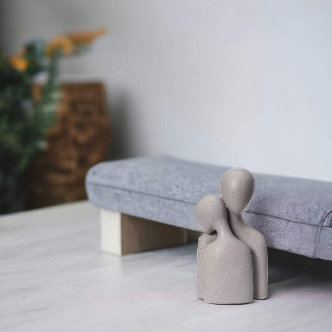 Love_Couple_Resin_Sculpture_Grey